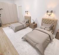 Kétszemélyes hálószoba családi házban, fa mintázatú padlóval és gardróbszekrénnyel.