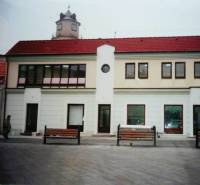 Üzlethelyiségek a trencséni Štúrovo téren, háttérben a toronnyal.