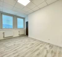 Irodák fa dekor padlóval és nagy ablakokkal, redőnyökkel.