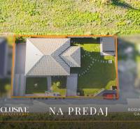 Családi ház Gabčíkovo-ban, felülnézet a tetőre és a zöld kertre.