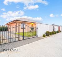 Családi ház Gabčíkovo-ban kovácsoltvas kapuval, rendezett kerttel és parkolóhellyel.