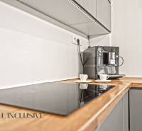 Konyha családi házban kávéfőzővel és főzőlappal fa dekorációval.