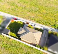 Családi ház Gabčíkovo-ban rendezett kerttel, parkolóhellyel és terasszal.