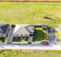 Családi ház Gabčíkovo-ban udvarral, garázzsal és rendezett kerttel.