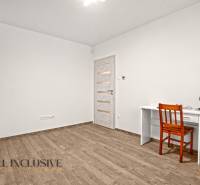 Családi ház belső tere íróasztallal, székkel és fa dekorációjú padlóval.