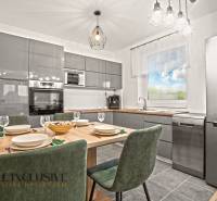 Modern konyha családi házban fa dekorációjú asztallal és több háztartási géppel.