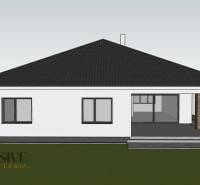 Családi ház Bajcsán fehér homlokzattal és tagolt tetővel.