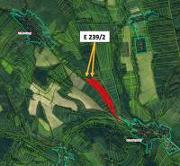 Légi felvétel a mezőgazdasági és erdőterületekről Rokycany környékén, a kijelölt parcellával.