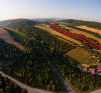 Dombos táj mezőgazdasági és erdőterületekkel a Rokycany járásban, út az erdők mentén.