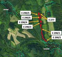 Mezőgazdasági és erdészeti területek ortofotótérképe a Rokycany körzetben, parcellákkal jelölve.