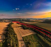 Mezőgazdasági és erdőterületek Rokycanyban naplementekor, látható piros vonallal.