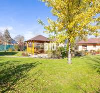 Családi ház Bílková Humence-ben, pavilonnal, gyepesített kerttel és őszi kerttel.