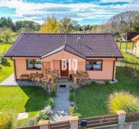 Családi ház Bílkove Humence-ben, rendezett kerttel és terrakotta homlokzattal.