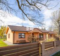 Családi ház Bikó Humencon előkerttel és fákkal a rendezett telken.