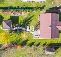 Családi ház Bílikové Humence-ben nagy kerttel és két autóval az udvarban.