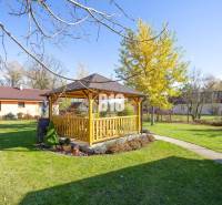 Családi ház kertje Bílkových Humencoch-ban, pavilonnal és gondozott gyepfelülettel.