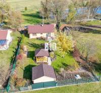 Családi ház Bílková Humence-ben nagy kerttel, pavilonnal és környező zöldterülettel.