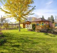 A családi ház kertje Bílkova Humencében, pavilonnal és zöld gyepfelülettel.