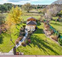 Családi ház kertje Bílkove Humence-ben kerti pavilonnal és zöld növényzettel.