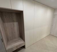 Beépített szekrény akasztókkal és polccal a kétszobás lakásban.