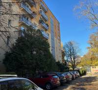 Többlakásos ház parkoló autókkal a Pozsonyi Zálužická utcában, Ružinov városrészben.