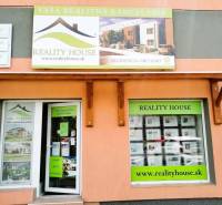 A Reality House ingatlaniroda épülete a Fő utcán, Felsőremetén.