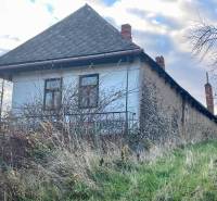 Családi ház a Fő utcán Felsőremetén kőfalakkal és régi tetővel.