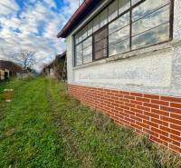 Családi ház a Fő utcán Felsőremetén, téglafalú homlokzattal és nagy ablakokkal.