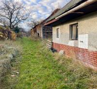 Családi ház a Fő utcában, Felsőremetén, kilátással a kertre és a faházra.