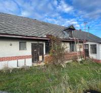 Családi ház a Fő utcán Felsőremetén, elhasználódott cseréptetővel.