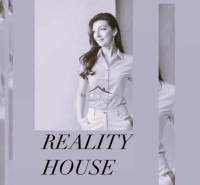 Ingatlaniroda fekete-fehér hirdetése női alak és a Reality House logóval.
