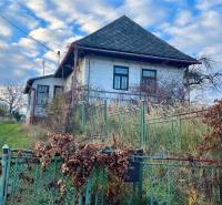 Családi ház a Fő utcán Felsőremetén, fém kerítéssel és kerttel.