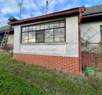 Családi ház a Fő utcában Felsőremetén, téglafallal és tágas ablakokkal.