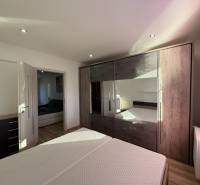 Hálószoba beépített szekrénnyel és áramló természetes fénnyel egy háromszobás lakásban.