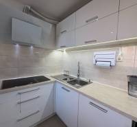 Beépített főzőlappal és mosogatóval ellátott konyha egy háromszobás lakásban.