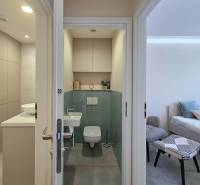 pohľad do kúpeľne, toalety a spálne