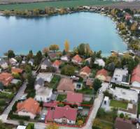 Légi felvétel a rovinkai Košariskáról, családi házakkal a tó mellett.