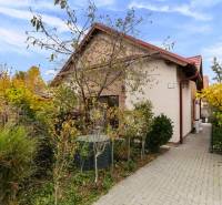 Családi ház a Košariská utcában, Rovinkában, bejárati úttal és növényzettel.