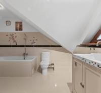 Fürdőszoba családi házban káddal, WC-vel és dekoratív matricákkal a falakon.