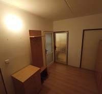 Megvilágított előszoba fa dekor padlóval, szekrénnyel, fogassal és üvegezett ajtókkal.