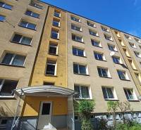 Többemeletes lakóház északi utcán, Martinban, bejárati előtetővel.