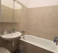 Fürdőszoba káddal és mosdóval, a kétszobás lakás része.