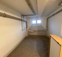 Nitra: Családi ház, pince kis ablakokkal és csövekkel a falak mentén.