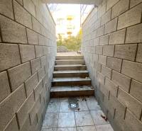 Családi ház pincebejárata Nyitrán kőfalakkal és lépcsőkkel.