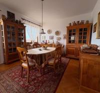 Étkező egy 5 vagy több szobás lakásban, fa dekor padlóval és díszítéssel.