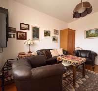 Öt vagy több szobás lakás bőr bútorokkal és fa dekorációjú padlóval.