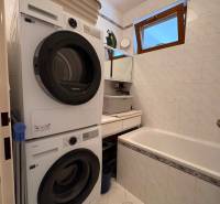 Bocsánat, potrebujem vedieť, čo konkrétne mám preložiť do maďarčiny. Mohli by ste mi poskytnúť text, ktorý chcete preložiť?