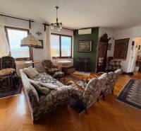 Nappali egy 5 vagy több szobás lakásban, fa mintás padlóval és klasszikus bútorokkal.