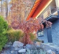 Ház a Stránech közelében, Martin mellett, őszi természettel és kő részletekkel körülvéve.