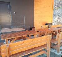 Ház a Stráňachban, Martinban, fa padokkal és grillsütővel a teraszon.